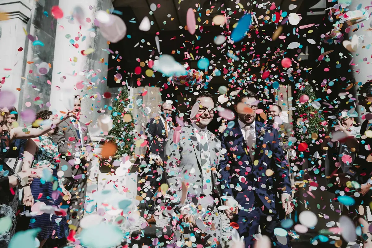 WEDDINGS IN OXFORD - confetti shot
